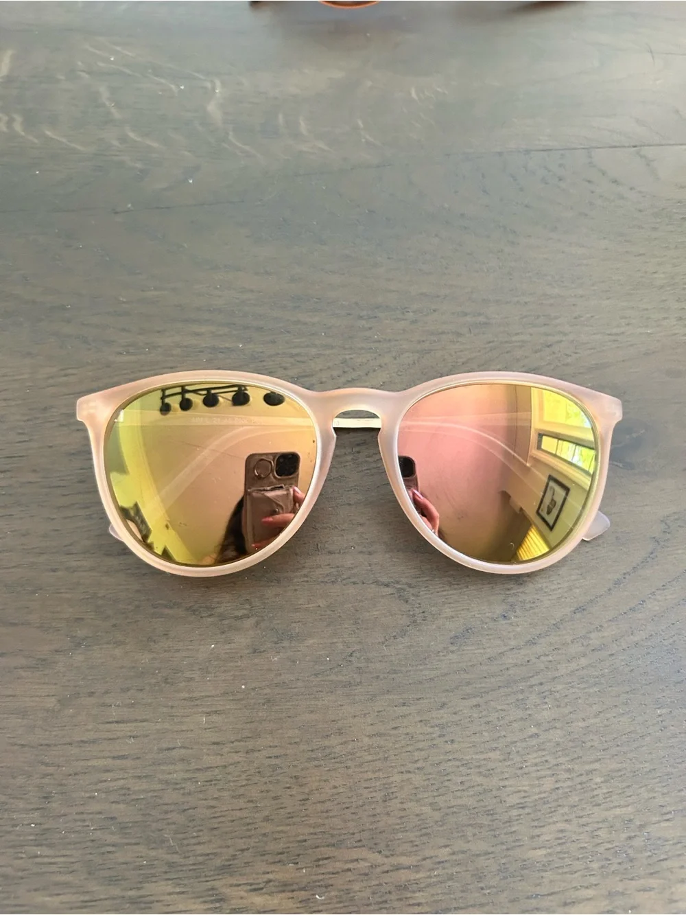 Pink polarized rounded sunglasses